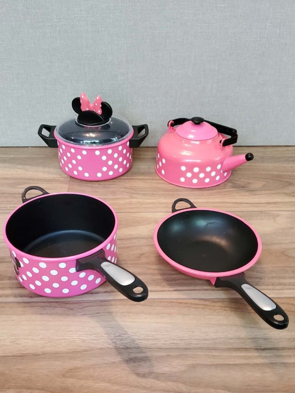 Disney Store Minnie Mouse Cookware Set
